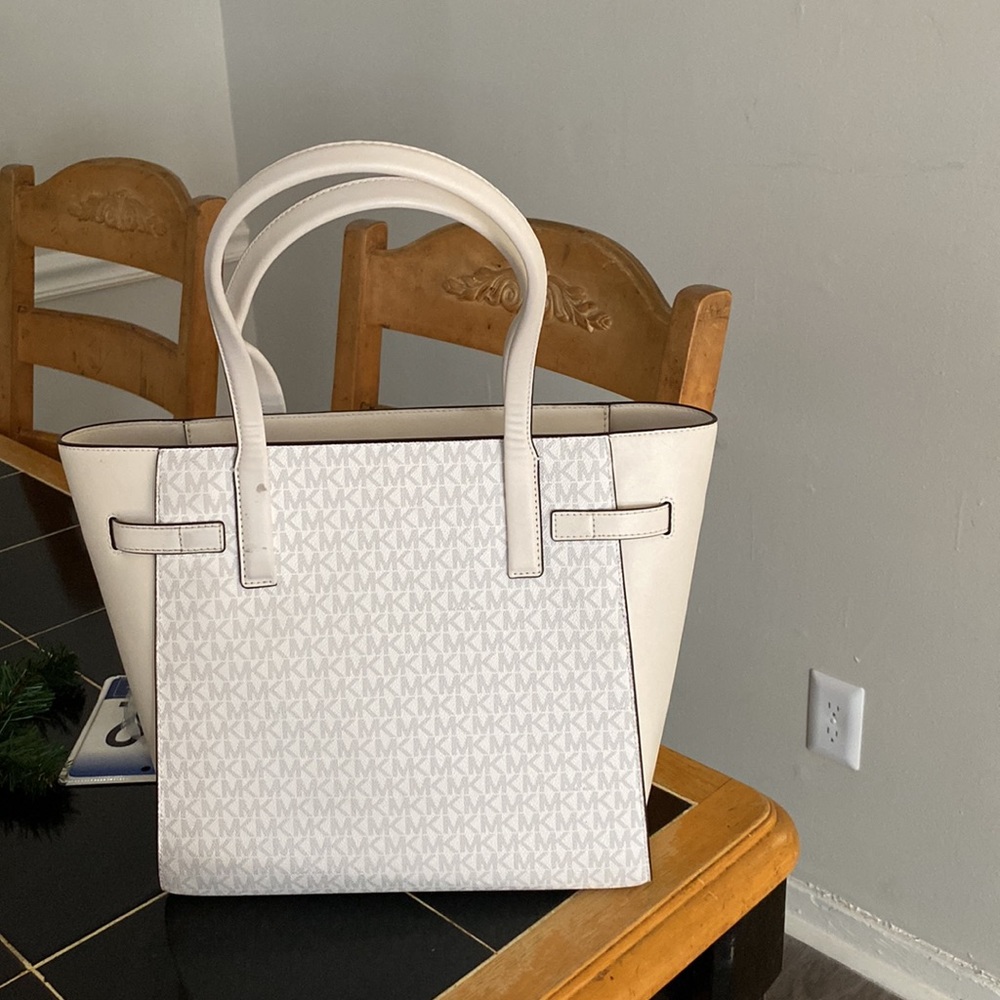 Bag has been carried 3 times and in brand new condition - Picture 2 of 5
